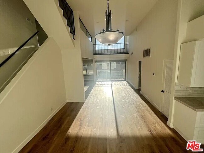 Foto del edificio - 390 S Sepulveda Blvd