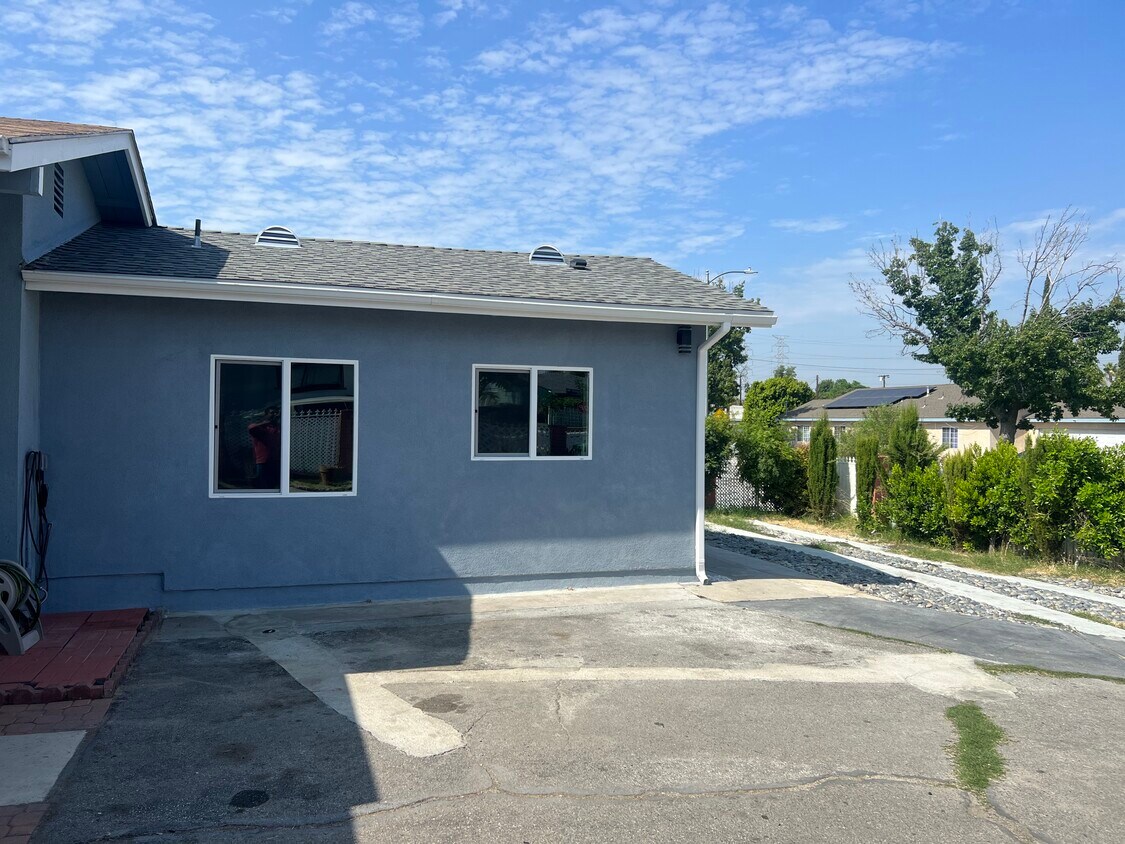 Primary Photo - 12358-12352 Jerome St