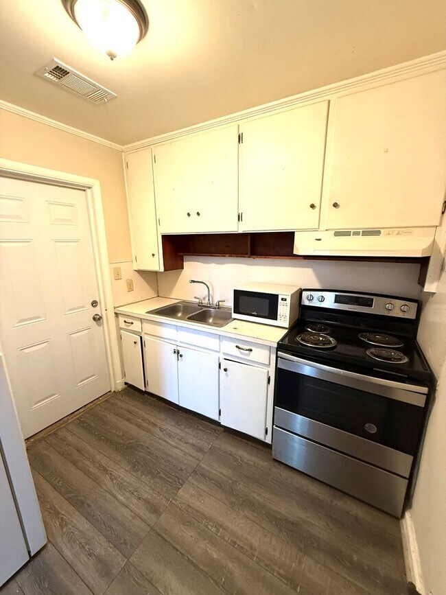 Foto del edificio - ** 3 bed 1 bath located in Highland Garden...