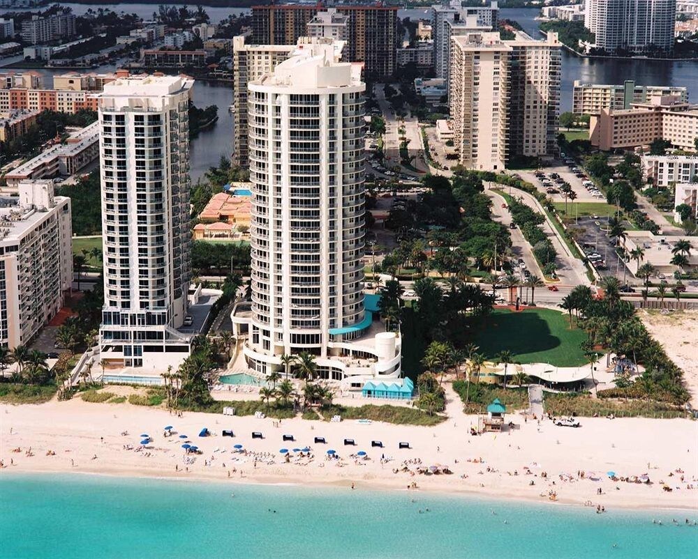 Foto principal - 17375 Collins Ave
