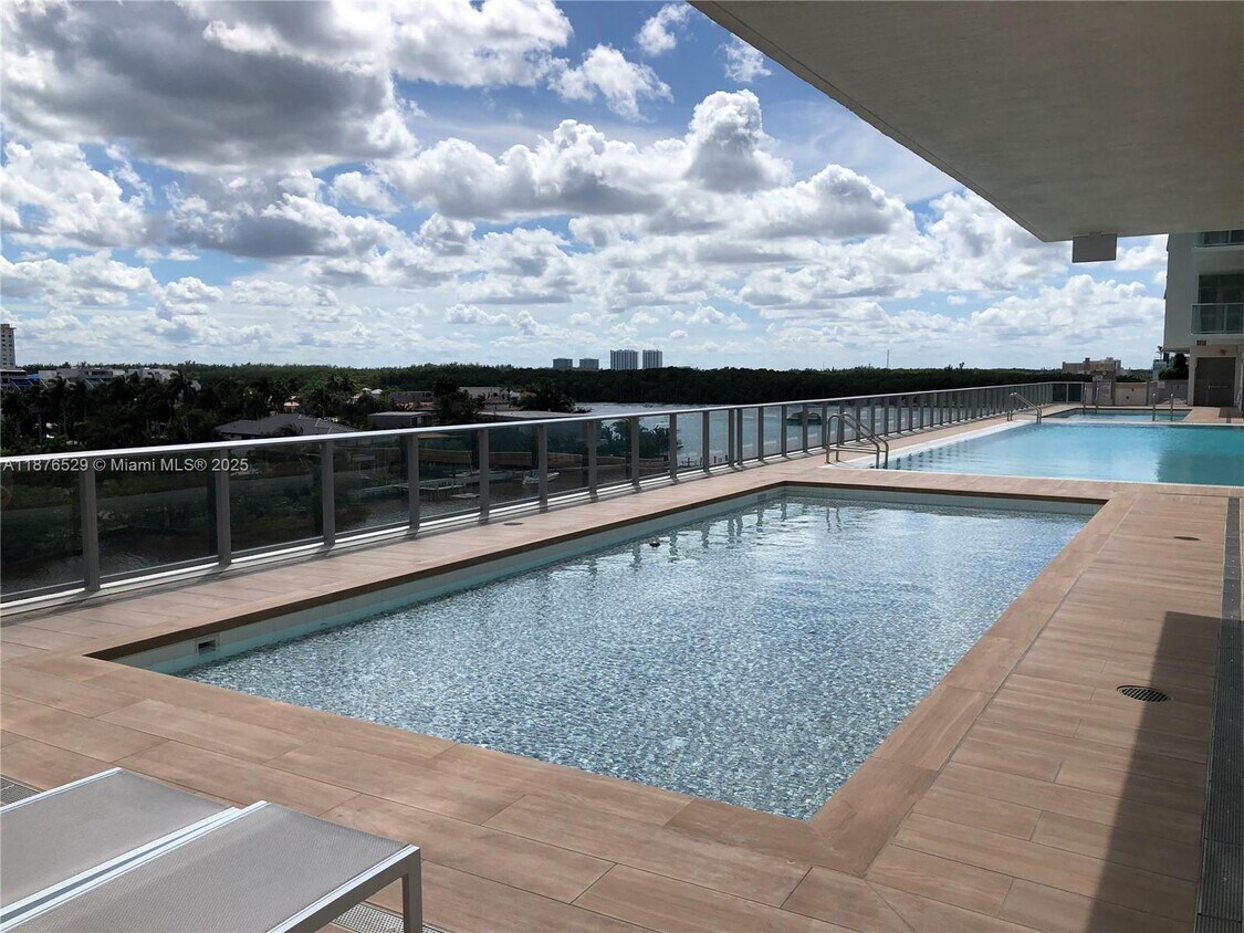 Primary Photo - 300 Sunny Isles Blvd