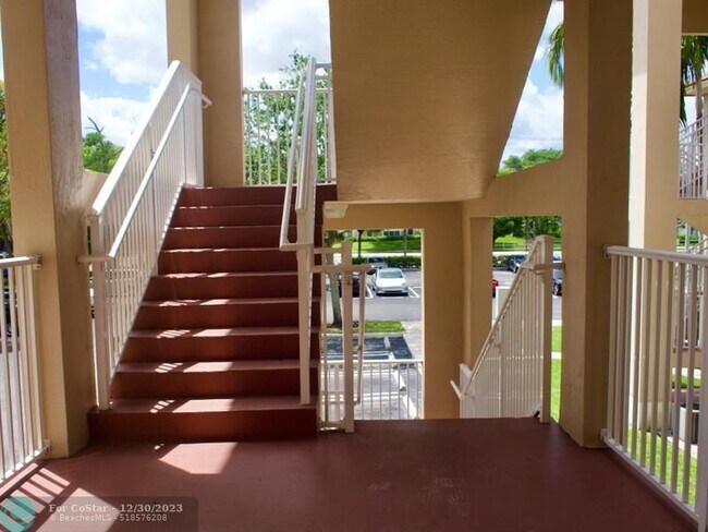 Building Photo - 2941 Riverside Dr