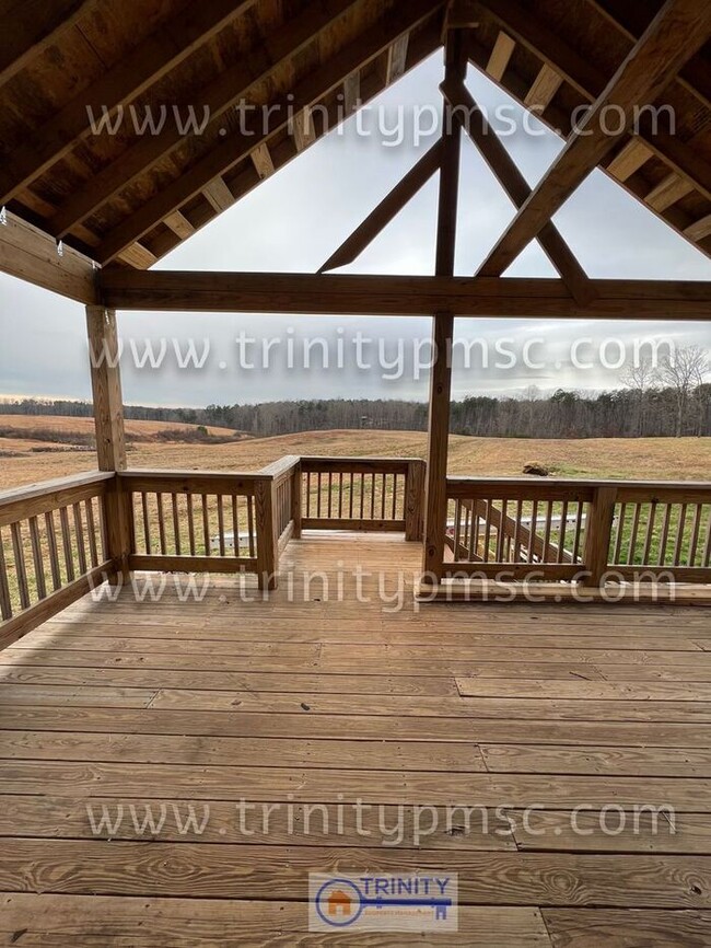 Building Photo - NEWLY UPDATED!! Ready and waiting for you!