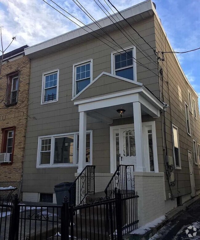 Building Photo - 95 Zabriskie St