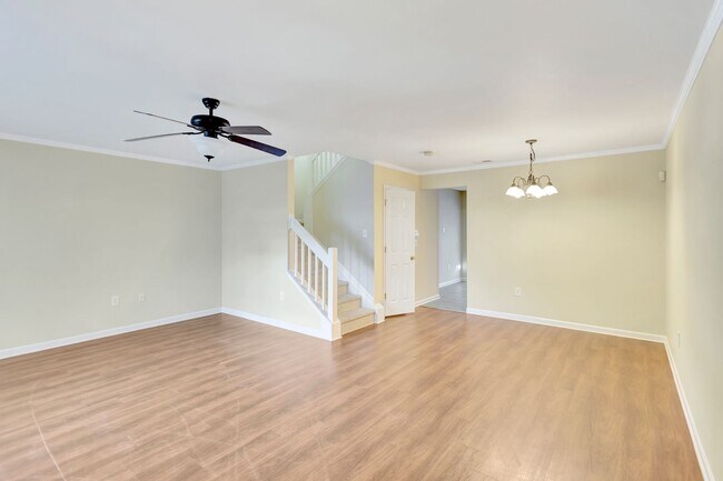 Building Photo - Townhouse available in Summer Wood!