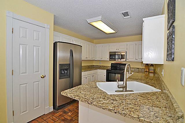 Building Photo - 340 Raintree Dr