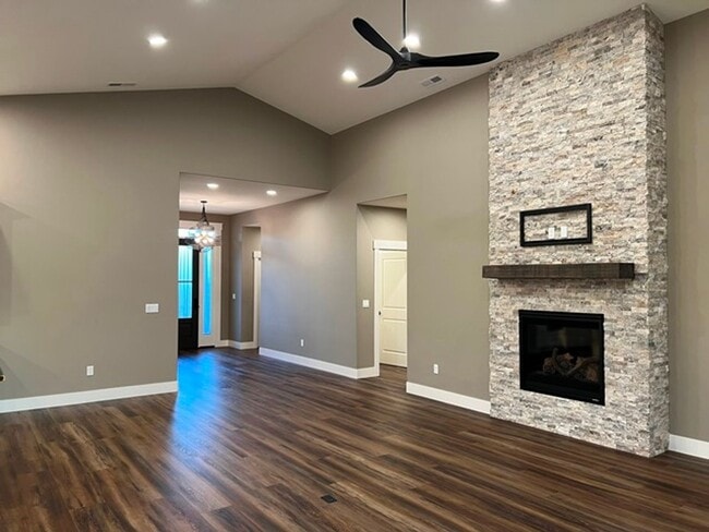 Building Photo - 3Bd/2Ba Single Story House - Available to ...