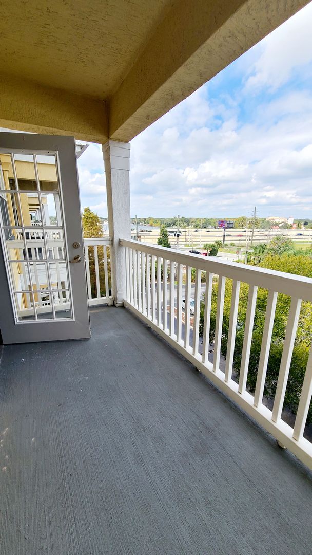 Building Photo - Upgraded 1brm condo with luxury vinyl floo...