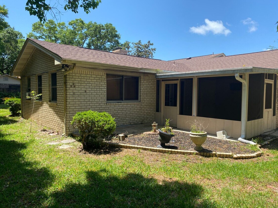 Primary Photo - Four bedroom home convenient to bases & sh...