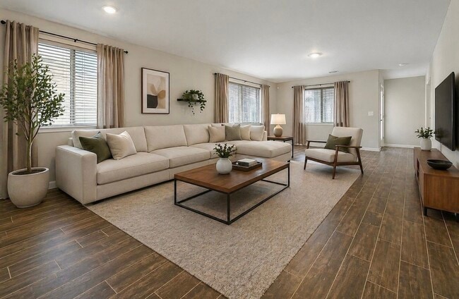 Large living room - 485 Harding Ln