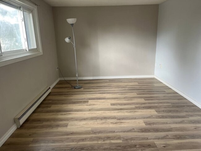 Building Photo - 162 Jansen Av