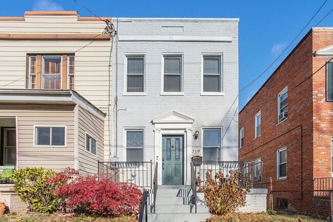 Foto del edificio - Beautiful Brightwood Park Abode with Solar...