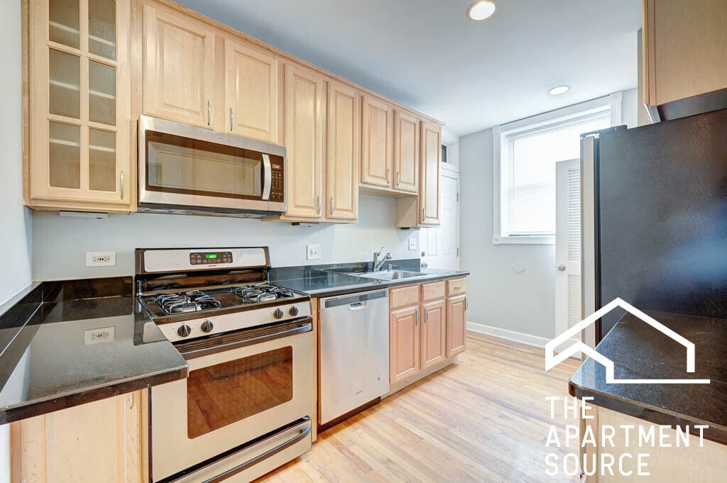 Primary Photo - 6442 N Leavitt St