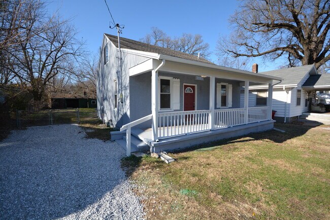 Foto del edificio - REMODELED 4 Bedroom, 2 Bath Home, 1 Block from DOLING PARK