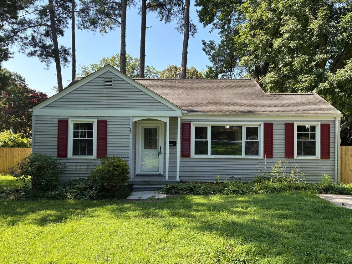 Foto principal - 2 Bedroom, 1 Bathroom House in Greensboro!