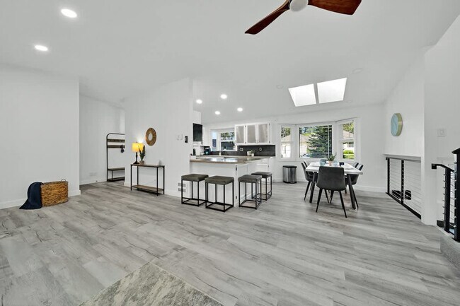 Building Photo - 5999 N Pinegrove Dr
