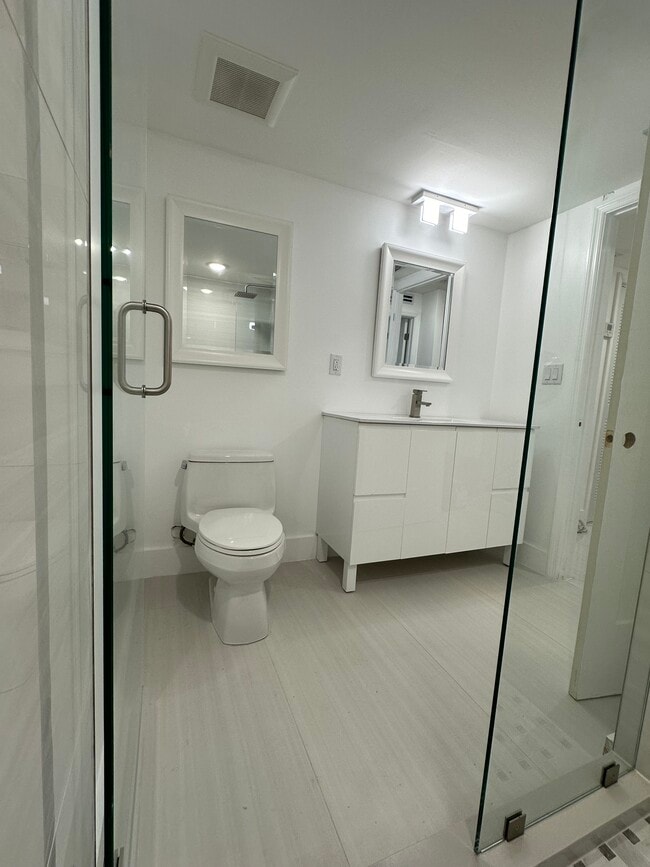 Building Photo - 9367 Fontainebleau Blvd