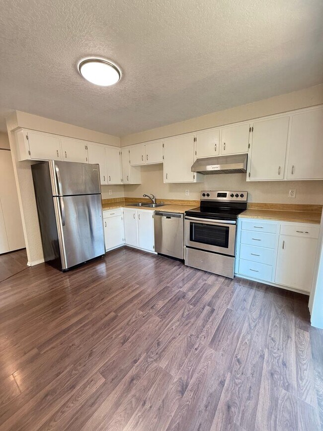 Building Photo - 8721 Shadow Wood Dr