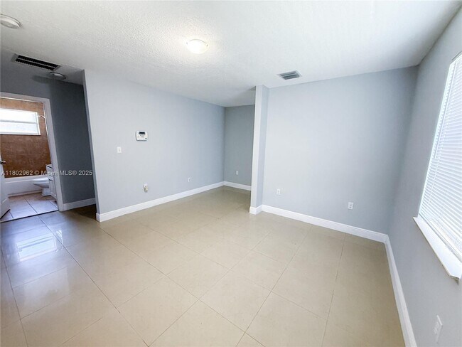 Foto del edificio - 181 NE 35th Ct