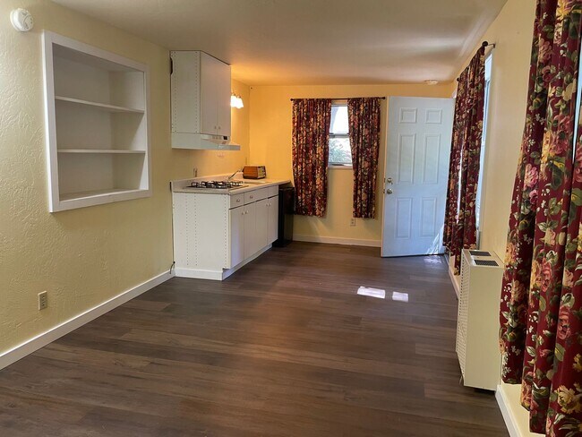Foto del edificio - 3 bedroom 3 bath in Crestline.