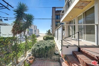 Building Photo - 15 Spinnaker St