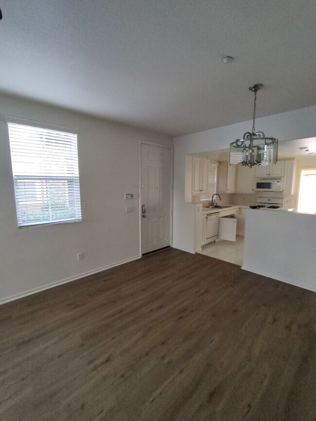 Building Photo - 2 Bedroom- 2 Bathroom Single Story Condo