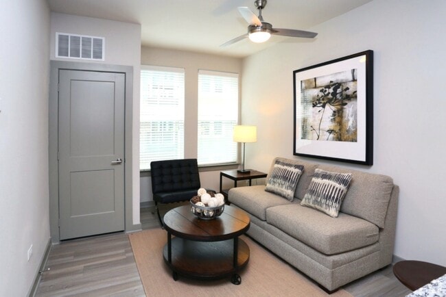 Building Photo - 690 E Algonquin Rd