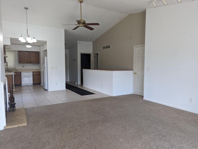 Building Photo - 6067 Boxwood Dr
