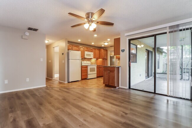 Foto del edificio - 7801 Glencoe Dr