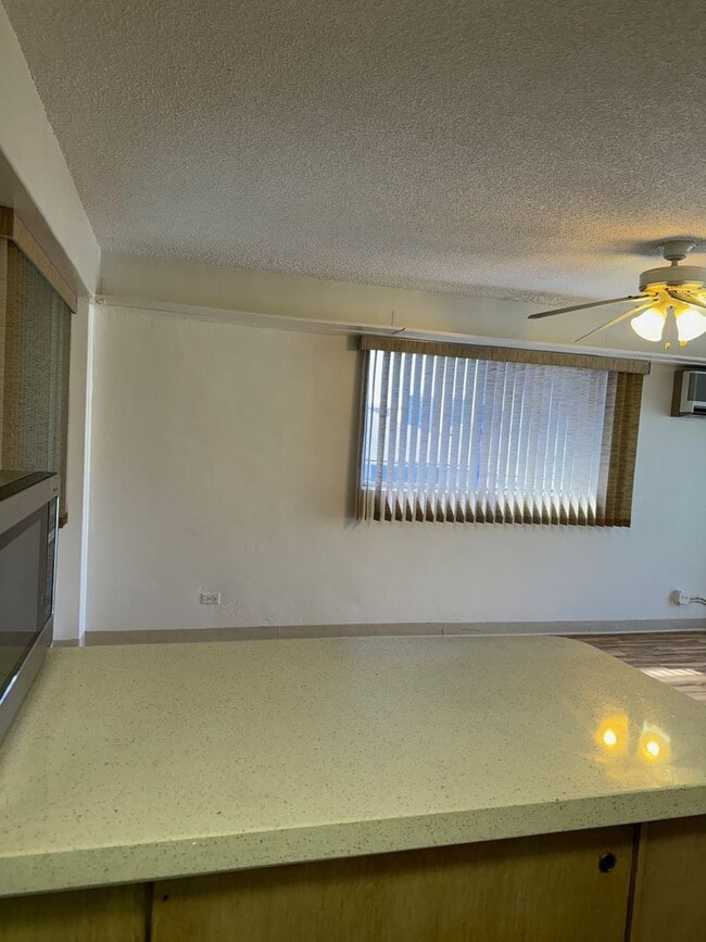 Building Photo - Central location! 1 bedroom, 1 bath, 1 par...