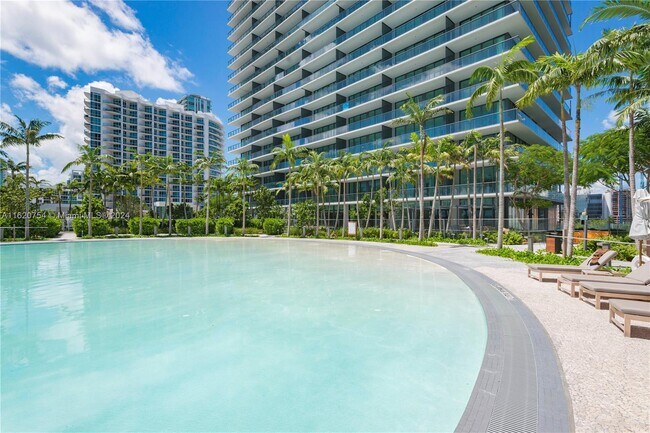 Foto del edificio - 650 NE 32nd St