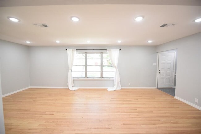 Building Photo - 3316 Latham Dr