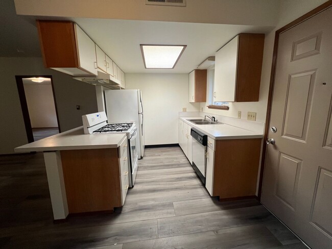 Building Photo - Very Spacious Ground Floor Unit Close to BTC