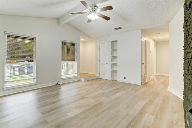 Foto del edificio - 5205 Palo Blanco Ln
