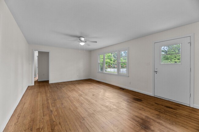 Foto del edificio - 607 Pinetree Dr