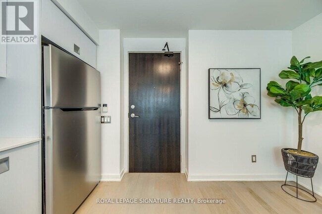 Building Photo - 33 Charles St E