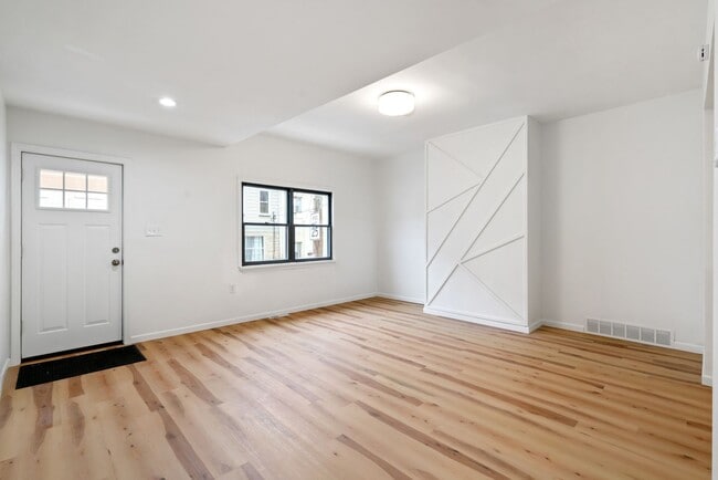 Building Photo - Newly Renovated 4 Bed, 2.5 Bath Home - Cen...