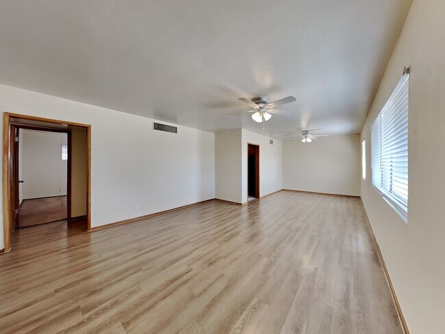 Building Photo - 2122 W Anderson Ave