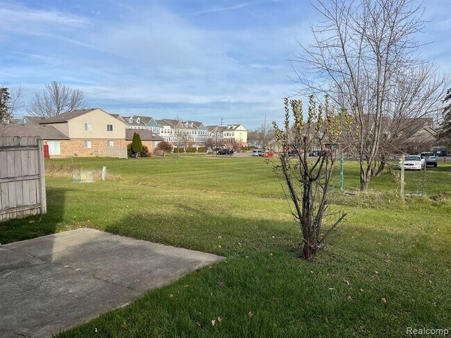 Building Photo - 5858 Niles Dr
