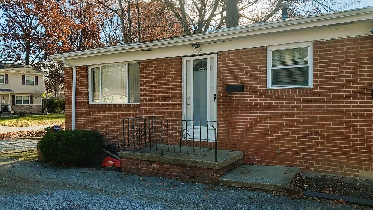 Welcome to 218 Randel Avenue near Wallhaven, in West Akron. - 218 Randel Ave