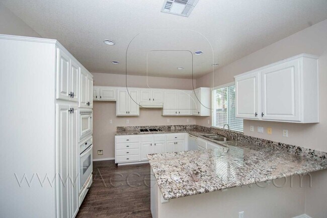 Foto del edificio - Open-Concept 4BD Home with Granite Counters & Attached Two-Car Garage