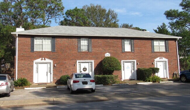 Foto del edificio - Charming Townhome with Fireplace & Fenced ...