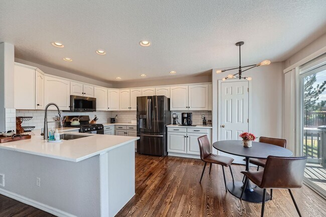 Building Photo - Evolve Real Estate: Stunning Single Family...