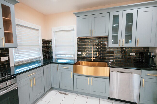 Foto del edificio - 7916 McVicker Ave