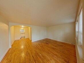 Building Photo - 484-490 E 14th Ave