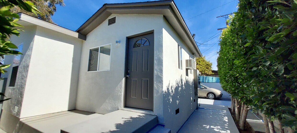 exterior/patio/rear gated parking visible - 549 W Avenue 26