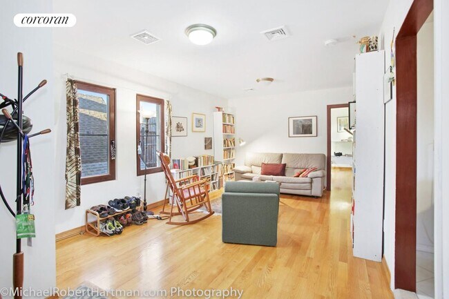 Foto del edificio - 457 E 9th St
