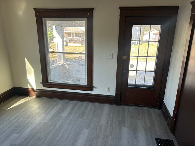 Building Photo - 485 Allyn St