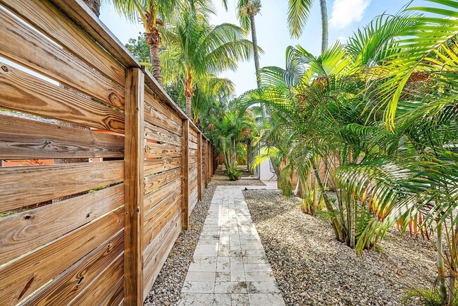 Building Photo - 226 NE 5th St