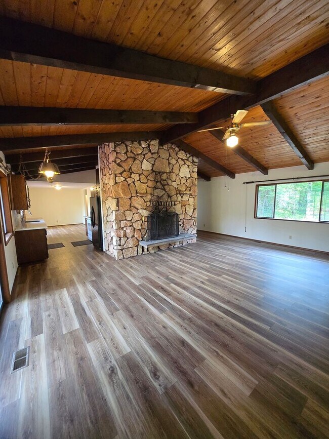 Foto del edificio - Riverfront Property 3 Bedroom 2 Bath in To...